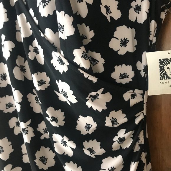 NWT Anne Klein Black w/Ivory Scattered Flowers Deep V Dress Size 14 - Picture 6 of 15